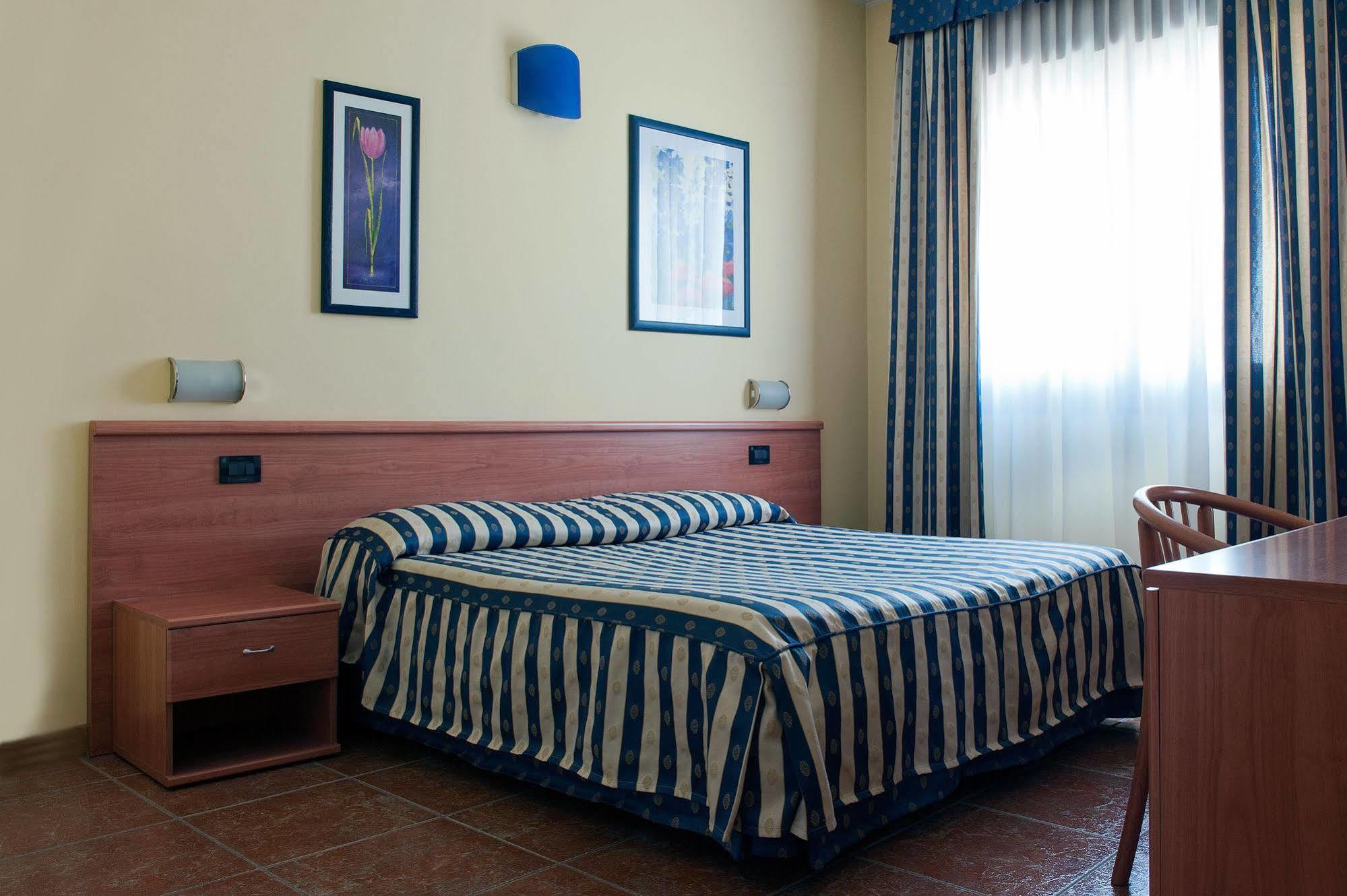 Hotel Blue Ribbon Verceil Extérieur photo