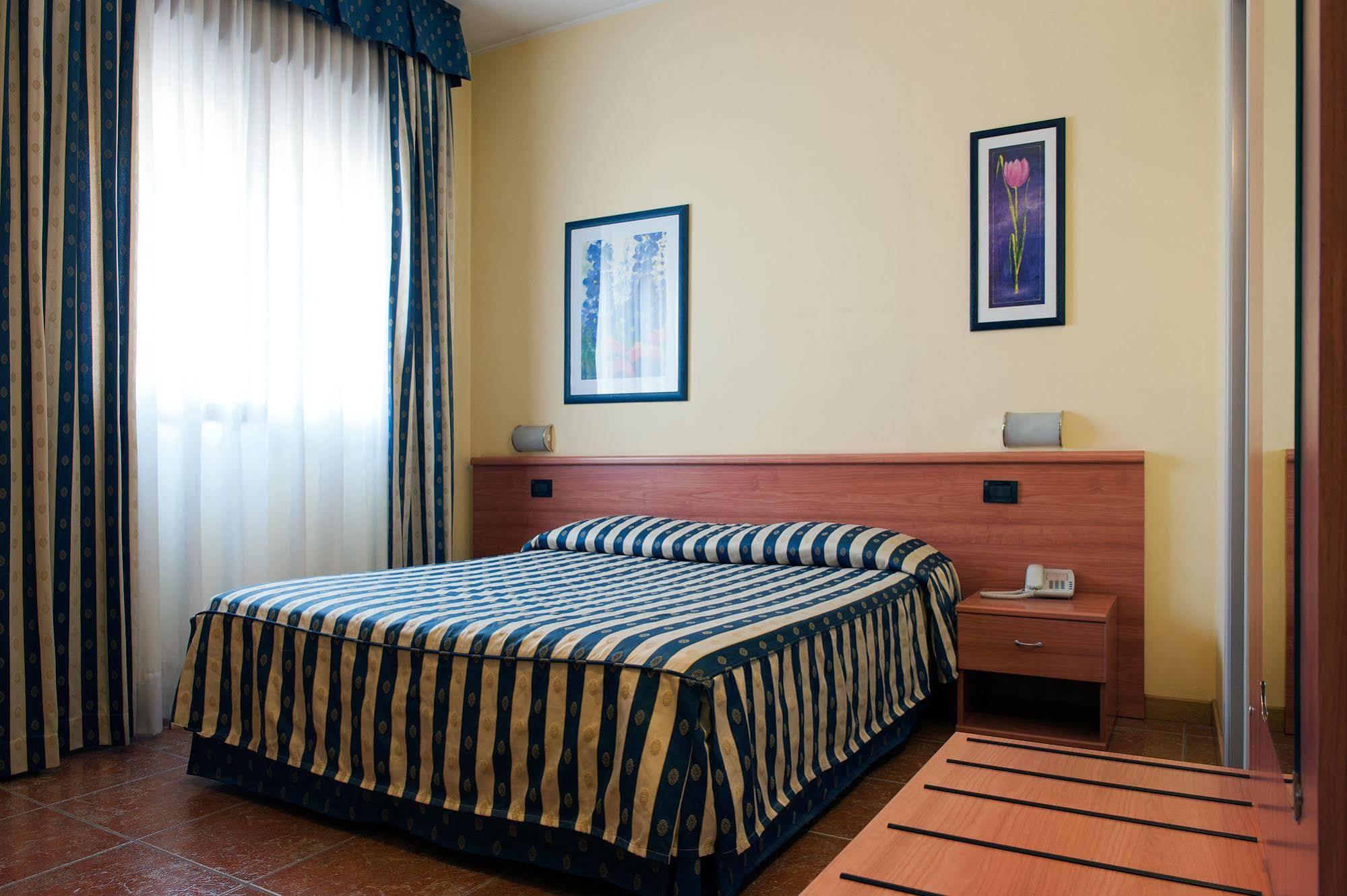 Hotel Blue Ribbon Verceil Extérieur photo